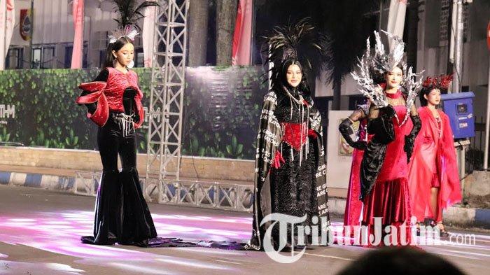 Artis Aurel Hermansyah tampil di Fashion Show Artwear Carnival, Jember Fashion Carnaval (JFC) 2024, di Alun-alun Jember, Jawa Timur, Sabtu (3/8/2024) malam.