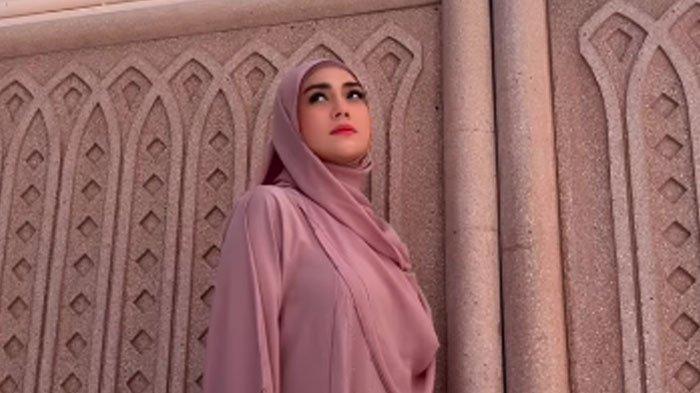 TETAP BERHIJAB - Artis Celine Evangelista mendapat pujian dari putra sulungnya, Lucio. Celine tetap mengenakan hijab baik di luar maupun dalam rumah, Sabtu (12/7/2025).