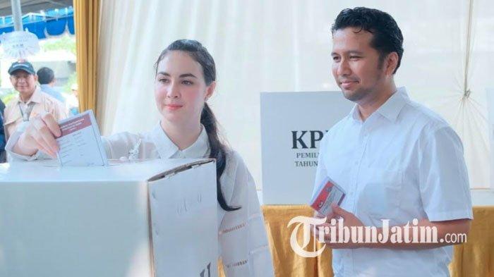 Arumi Bachsin saat mendampingi sang suami, Emil Dardak saat nyoblos di TPS 15 Surabaya, Rabu (27/11/2024).