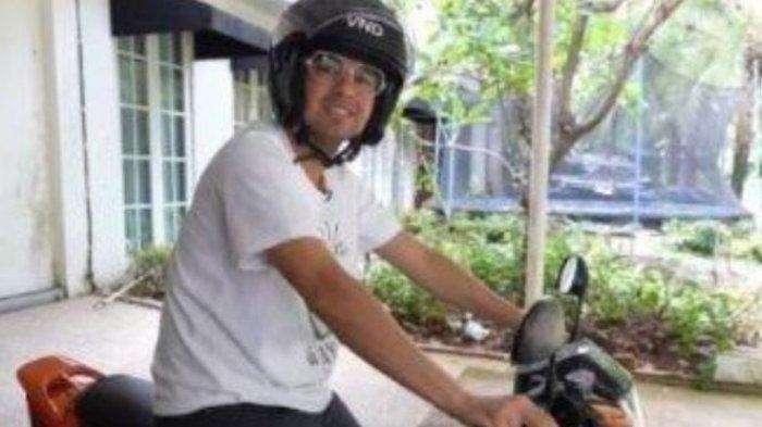 ASET TERMURAH RAFFI - Raffi Ahmad saat menaiki sepeda motor Yamaha F1ZR V 110 ZHE tahun 2003, di kediamannya, (20/1/2025). Kini terungkap akhirnya aset termurah Raffi Ahmad setelah melaporkan hartanya sebesar Rp 1,17 Triliun.