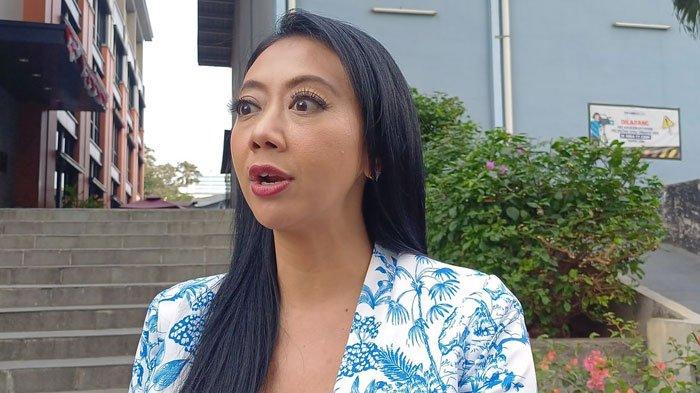 Asri Welas saat ditemui di Tendean, Jakarta Selatan, Jumat (8/9/2023). Kini artis cantik ini menghebohkan publik gegara gugat cerai suaminya setalah 17 tahun usia pernikahan.