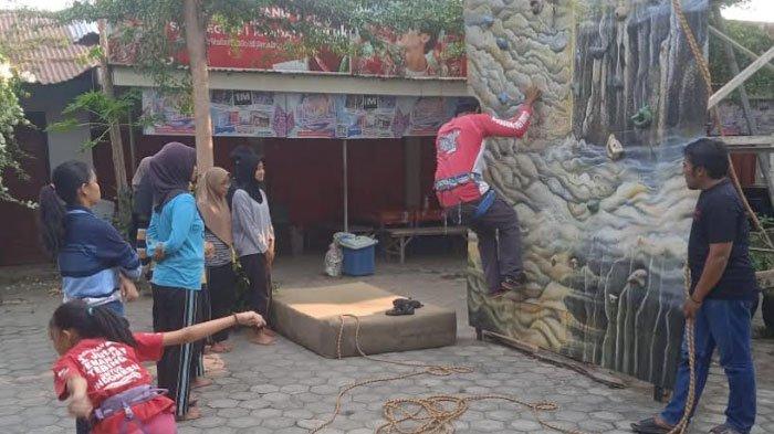 Atlet panjat tebing saat berlatih di SMAN 1 Kandat, Senin (28/10/2024).