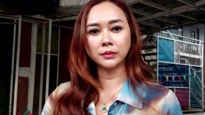 Penyanyi dan pemain film Aura Kasih setelah syuting di kawasan Mampang Prapatan, Jakarta Selatan, Senin (15/5/2023).