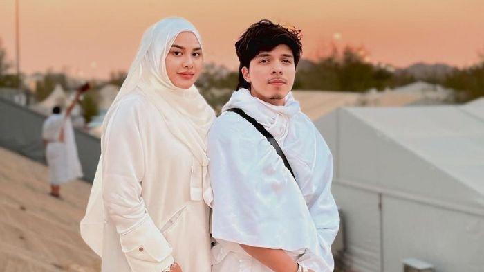 Aurel Hermansyah mengaku pernah berniat melepas jilbab. Namun, niatan itu dibuang jauh-jauh berkat Atta Halilintar.