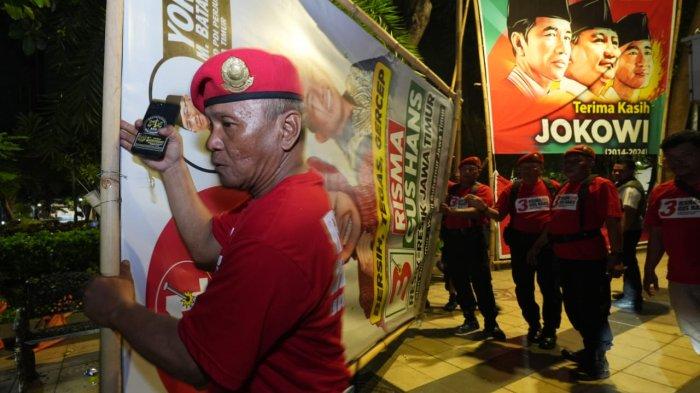 BERSIHKAN APK - Sejak pukul 00:00 WIB yang menandakan telah masuk tanggal 24 November, KPU Jatim bersama Bawaslu dan pemangku kepentingan terkait, termasuk Satpol PP di wilayah provinsi setempat langsung bergerak melakukan pembersihan alat peraga kampanye dari ruang publik di sejumlah jalan protokol di Surabaya.