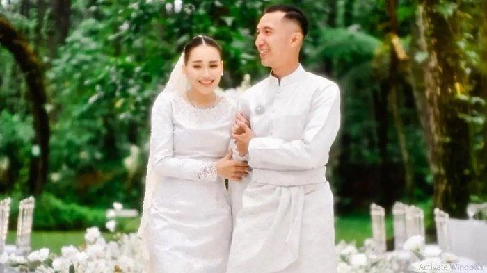Ayu Ting Ting membocorkan beberapa fakta menarik soal sang calon suami, Lettu Muhammad Fardhana. Ditinggal tugas ke Papua, beberapa pengetahuan Ayu soal sang Lettu bukti calon istri idaman.