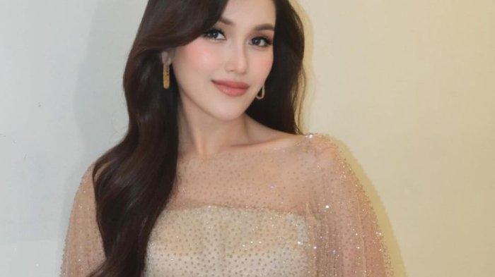 BAGI THR - Ayu Ting Ting. Momen Ayu Ting Ting bagi-bagi THR ke sanak saudara.
