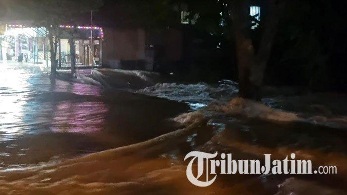 BANJIR DI GRESIK - Arus banjir yang cukup deras di Jalan Raya Benjeng, masuk Desa Kedungrukem, Kecamatan Benjeng, Gresik, Sabtu (1/3/2025) malam. Dua sepeda motor dilaporkan terbawa arus banjir saat nekat melintas.