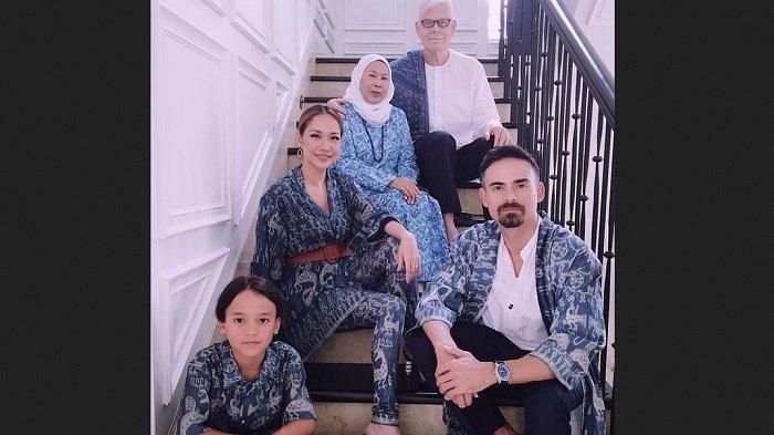 Throwback di tahun 2019, BCL, Ashraf Sinclair, Noah, Dida Sinclair, dan Anthony Sinclair tampil kompak dengan outfit etnik berwarna biru.