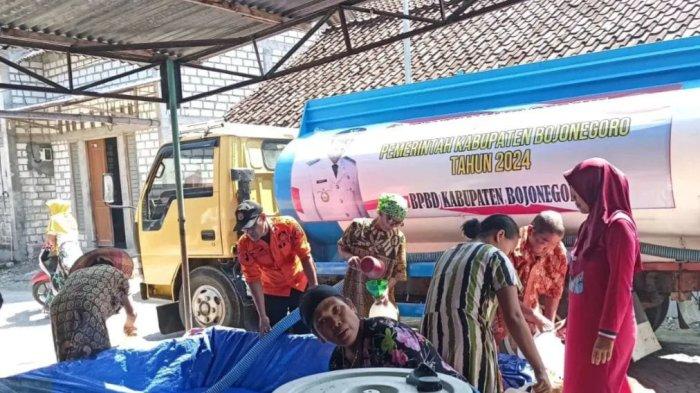 BPBD Bojonegoro saat mendistribusikan air bersih di salah satu desa yang krisis air bersih, beberapa hari lalu.