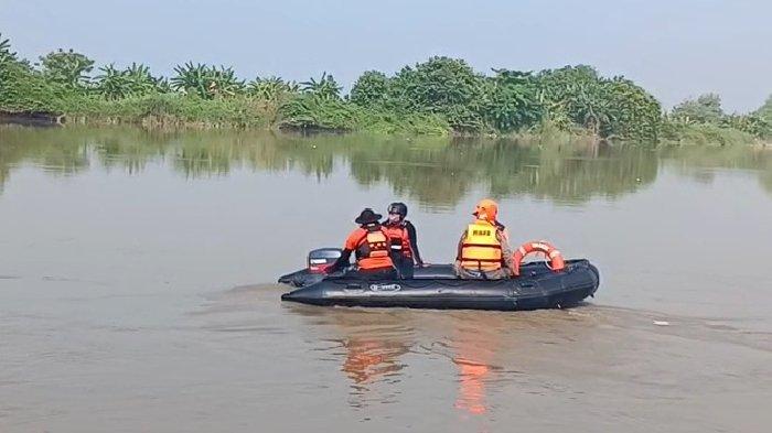 BOCAH HILANG GRESIK – BPBD Gresik melakukan pencarian korban bocah usia 9 tahun yang dilaporkan hilang di Sungai Bengawan Solo Gresik, Desa Dukun Anyar, Kecamatan Dukun, Kabupaten Gresik, Selasa (3/6/2025).