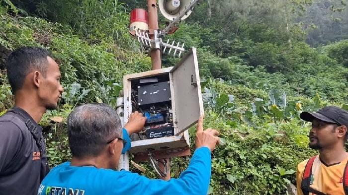 BPBD Kabupaten Magetan mengecek kondisi Early Warning System (EWS), guna antisipasi bencana alam ditengah cuaca ekstrem, di Desa Ngancar, Kecamatan Plaosan, Minggu (15/12/2024)