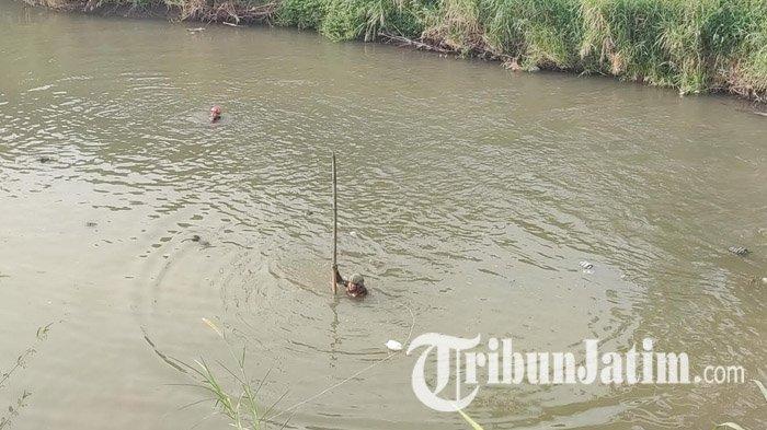 EVAKUASI - Personel BPBD tengah melakukan evakuasi mobil yang tercebur di sungai wilayah Desa Sugihwaras, Kecamatan Bagor, Kabupaten Nganjuk, Jawa Timur, Jumat (2/5/2025). Dilaporkan ada korban yang terjebak di dalam mobil.