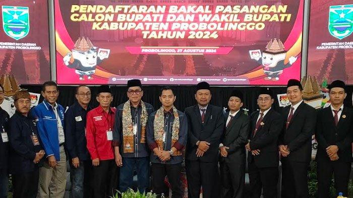 Bacabup-Bacawabup Zulmi-Rasit bersama partai pengusung saat menyerahkan berkas pendaftaran ke KPU Kabupaten Probolinggo, Selasa (27/8/2024).