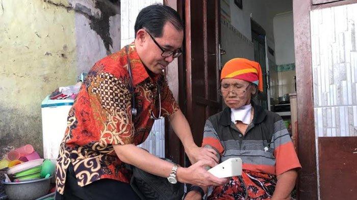 Bacaleg DPRD Kota Surabaya dari Partai Solidaritas Indonesia (PSI), Michael Leksodimulyo, blusukan ke kampung Peneleh Surabaya untuk obati pasien lansia miskin secara door to door, Kamis (10/8/2023).