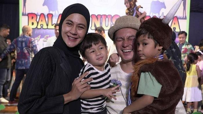 Baim Wong dan Paula Verhoeven memamerkan foto bersama kedua anaknya.
