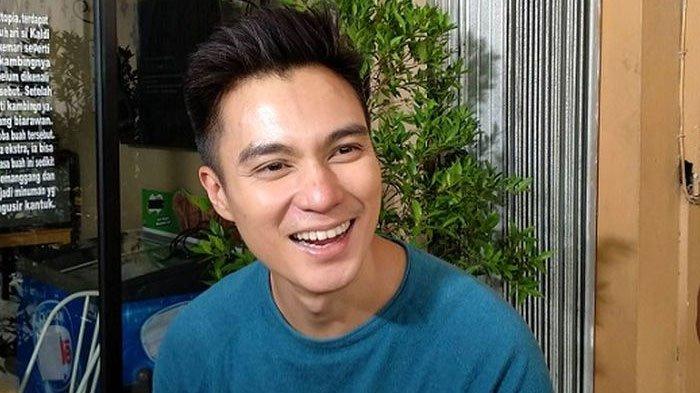 Artis Baim Wong rela live TikTok selama 4 jam hanya demi jualan panci. Baim Wong ketagihan karena pendapatan yang dihasilkan fantastis.