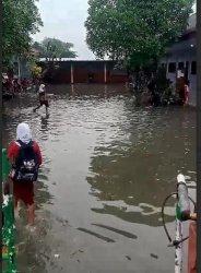 Banjir akibat luapan sungai Afvour Jombok melanda Desa Tempuran, Kecamatan Sooko, Kabupaten Mojokerto, Kamis (23/1/2025).
