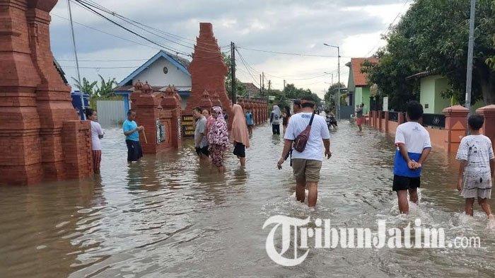 Banjir melanda Desa Tempuran, Kecamatan Sooko, Kabupaten Mojokerto, Jawa Timur, Senin (9/12/2024).