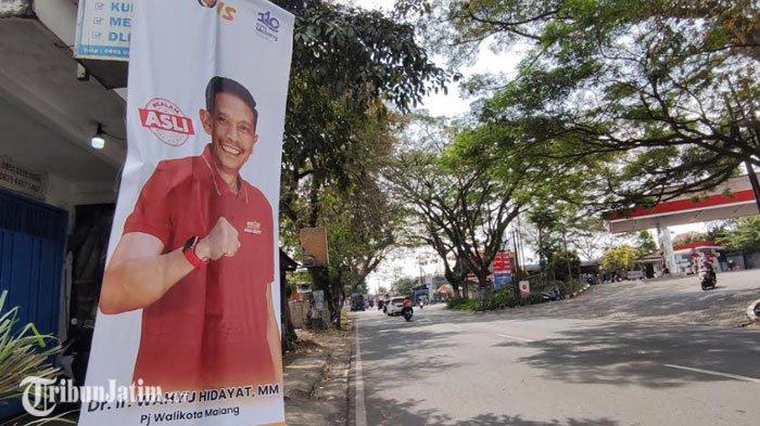 Banner bergambar Pj Wali Kota Malang, Wahyu Hidayat terpasang di Jl Kolonel Sugiyono, Kota Malang. Banner Pj Wali Kota Malang, Wahyu Hidayat banyak ditemui disejumlah titik di Kota Malang.