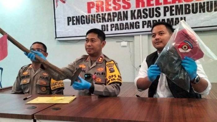 Kapolres Padang Pariaman AKBP Ahmad Faisol Amir menunjukan barang bukti baru dalam kasus pembunuhan gadis penjual gorengan.