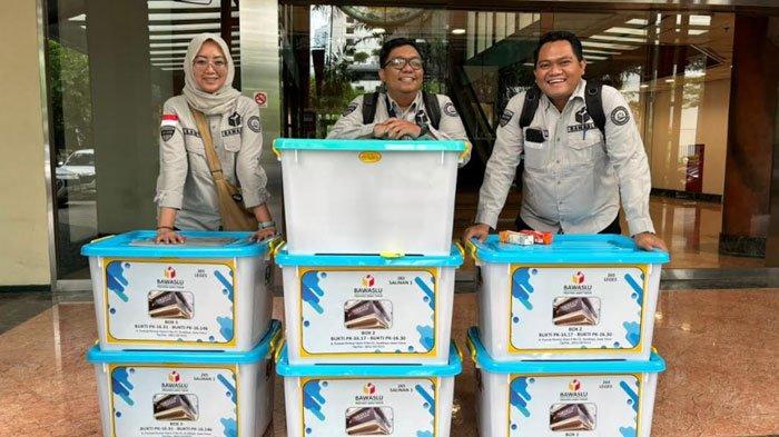 Bawaslu Jatim saat menyiapkan 7 box alat bukti menjelang sidang kedua perkara Pilgub 2024 di Mahkamah Konstitusi
