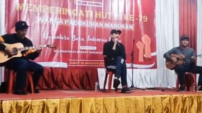 Beginilah penampakan Sheila on 7 yang diundang oleh tokoh masyarakat setempat untuk manggung acara tirakatan kampung.