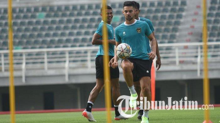 Bek Timnas Indonesia, Sandy Walsh mengikuti latihan Timnas Indonesia di Stadion Gelora Bung Tomo (GBT) Surabaya, Selasa (6/6/2023) jelang hadapi Timnas Palestina.