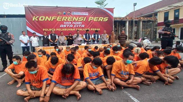 Belasan pelaku judi online saat ditunjukkan di halaman Polres Pelabuhan Tanjung Perak, Senin (18/11).