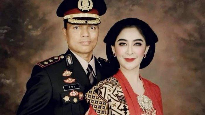 Berlatar hitam dan tulisan warna putih, Uut Permatasari mengisyaratkan jika dirinya tengah kesal.