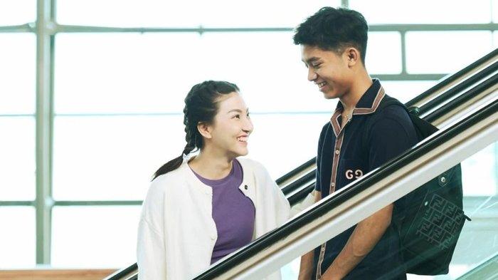 Betrand Peto tetap muncul dan beraktivitas usai video dirinya mencium Sarwendah sang ibu menuai perbincangan.