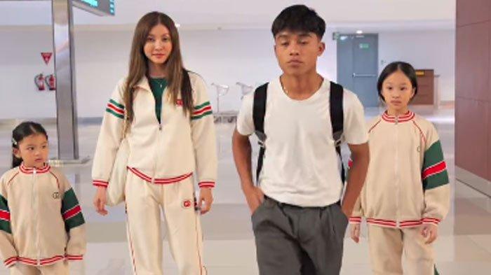 DIBULLY - Momen Betrand Peto berangkat liburan bareng saudaranya dan ibunda, Sarwendah. Sarwendah cerita pernah jadi korban bully.