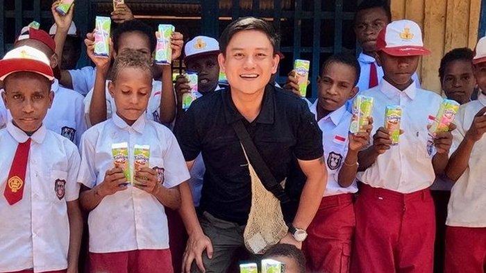Bobon Santoso menjawab cibiran soal konten bagi-bagi makanan gratis yang dilakukannya. Tidak mau ambil pusing soal cibiran tersebut, Bobon memilih sibuk berkarya.