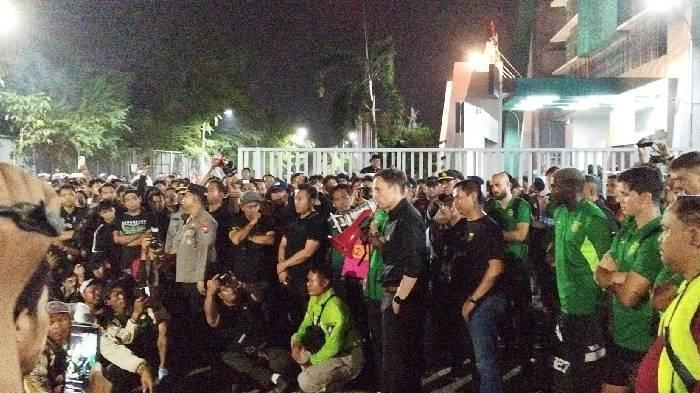 PERSEBAYA DIDEMO BONEK: Bonek melakukan Demo terhadap tim Persebaya di Stadion GBT, Jumat (31/1/2025) setelah Persebaya ditahan imbang 1-1 Persita. Mereka melakukan demo akibat Persebaya lima laga puasa kemenangan.
Kredit Foto: Surya/Khairul Amin