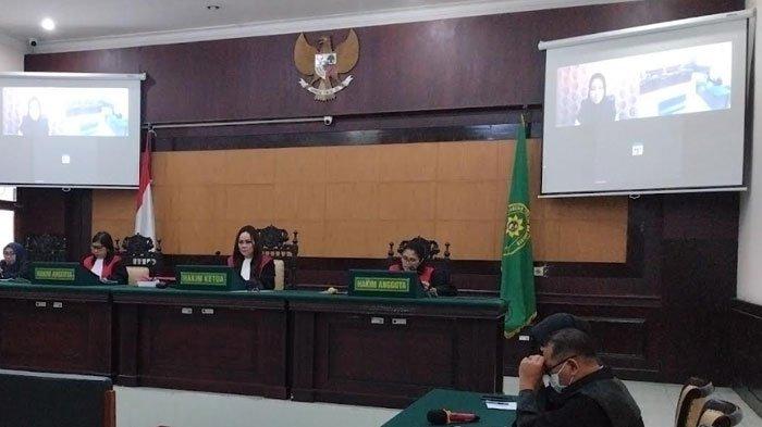 Terdakwa Briptu Dila menjalani sidang vonis kasus KDRT secara daring di Pengadilan Negeri Mojokerto, Kamis (23/1/2025).