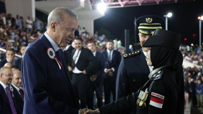 Briptu Tiara Nissa Zulbida viral setelah menjadi salah satu lulusan terbaik dalam pendidikan Akademi Kepolisian Turkiye, atau Turkish National Police Academy (TNPA), saat berjabat tangan dengan Presiden Turki, Erdogan
