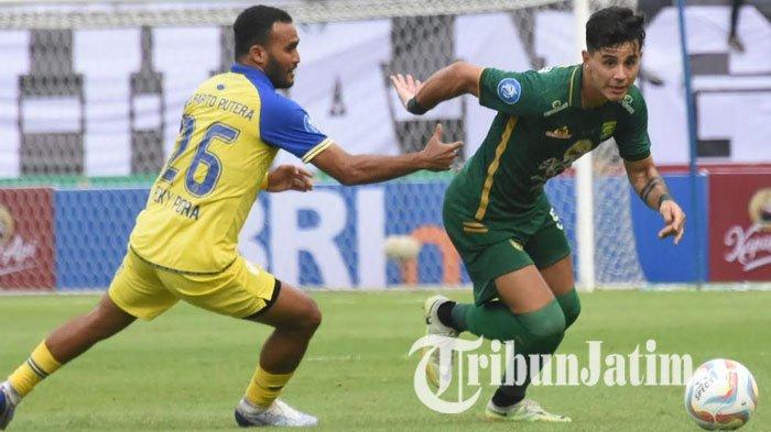Penyerang sayap Persebaya, Bruno Moreira saat berduel dengan pemain Barito Putera di Stadion Gelora Bung Tomo Surabaya, Sabtu (8/7/2023).