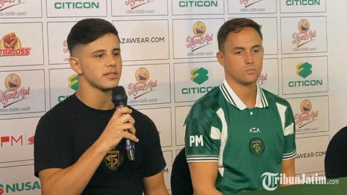 Pemain Persebaya Surabaya, Bruno Moreira (kiri) dan pelatih Persebaya, Paul Munster (kanan) saat hadiri Pre-Match Press Conference Anniversary Game ke-97 antara Persebaya vs Persibo Bojonegoro, Jumat (28/6/2024).