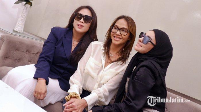 Bunda Corla (tengah) bersama Shandy Purnamasari (kanan) dan Kadek Maharani Kemala Dewi (kiri) di MS Glow Clinic Surabaya, Jumat (27/1/2023).
