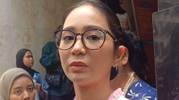 Artis peran Bunga Zainal saat ditemui di Polda Metro Jaya, Jumat (30/8/2024). Melaporkan kasus dugaan penipuan dan penggelapan terkait investasi bodong yang merugikannya hingga Rp 15 miliar.