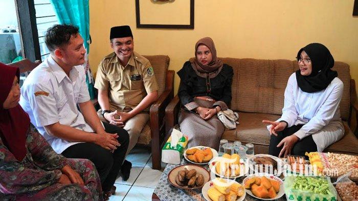 GURU HEBAT - Bupati Banyuwangi, Ipuk Fiestiandani, saat mengunjungi rumah Agus, Senin (5/5/2025). Sejak tahun 2009, Agus mengajar anak-anak di SMP 3 Satu Atap Wongsorejo, Dusun Pringgondani, Desa Watukebo, Kecamatan Wongsorejo, sebuah kampung di pinggir kawasan hutan Banyuwangi.