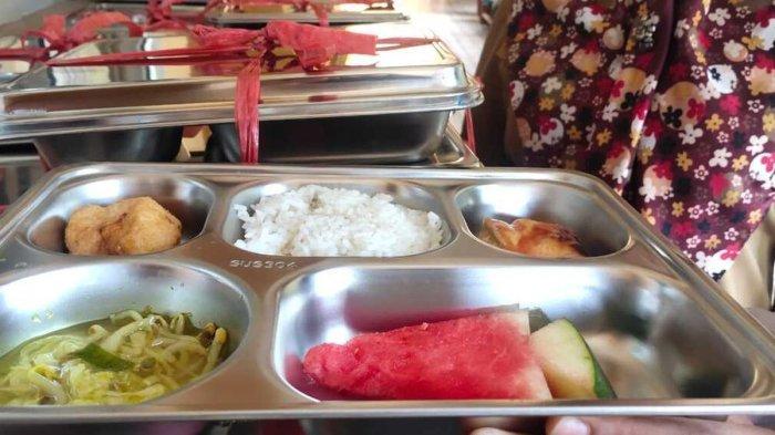 MENU MBG - Foto ilustrasi untuk berita puluhan siswa MAN 1 Cianjur, Jawa Barat diduga keracunan usai santap menu makan siang gratis. Bupati mengaku kaget dan sedih. Foto ini adalah Menu Makan Bergizi Gratis (MBG) yang dibagikan ke SMP Negeri 19 Palembang.