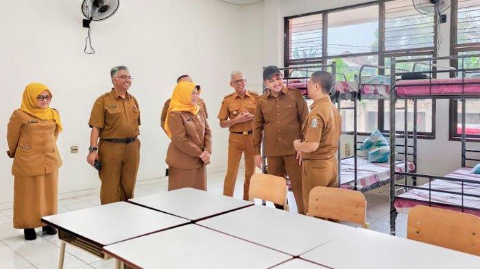 SEKOLAH RAKYAT - Bupati Pasuruan, Rusdi Sutejo saat mengunjungi Sekolah Rakyat, Senin (14/7/2025). Di hadapan para siswa, Mas Rusdi sapaan akrab Bupati Rusdi Sutejo, memberikan semangat dan motivasi agar mereka betah menempuh pendidikan di Sekolah Rakyat.