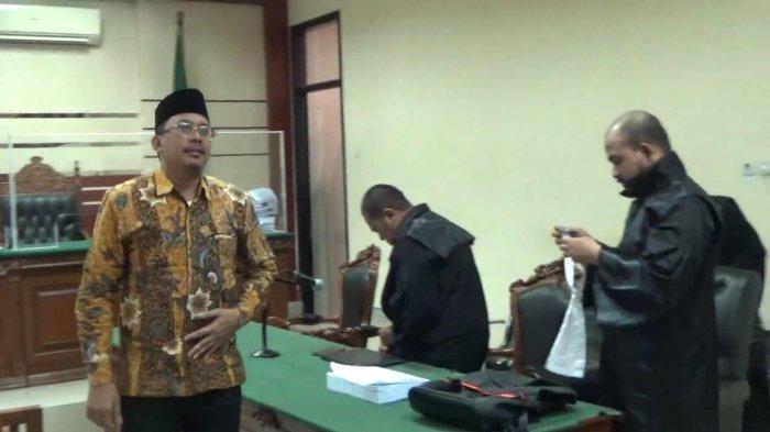 Bupati Sidoarjo nonaktif, Ahmad Muhdlor berjalan santai meninggalkan kursi pesakitan setelah menghadapi sidang tuntutan.