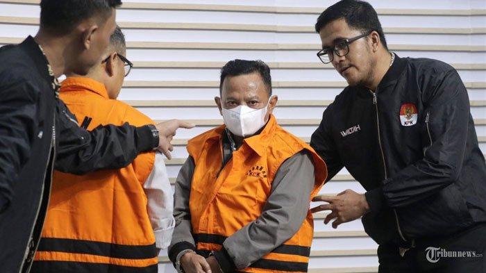 Bupati Situbondo Karna Suswandi bersama PNS di Dinas PUPR Pemkab Situbondo Eko Prionggo Jati mengenakan rompi tahanan usai menjalani pemeriksaan di Gedung KPK, Jakarta, Selasa (21/1/2025). KPK resmi menahan Bupati Situbondo Karna Suswandi dan PNS di Dinas PUPR Pemkab Situbondo Eko Prionggo Jati terkait kasus dugaan korupsi pengelolaan dana Pemulihan Ekonomi Nasional (PEN) dan pengadaan barang dan jasa di Pemerintah Kabupaten Situbondo tahun 2021-2024.