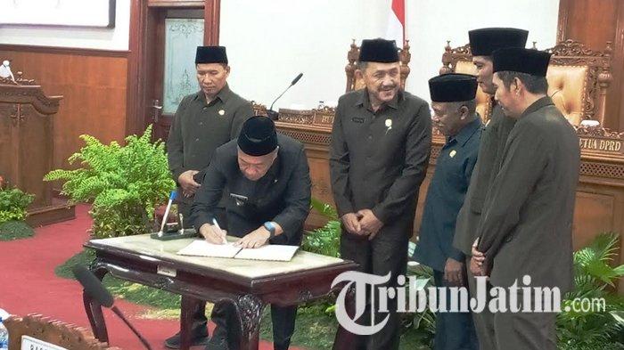 NASKAH RANPERDA – Bupati Tulungagung, Gatut Sunu Wibowo menandatangani persetujuan naskah Rancangan Peraturan Daerah (Ranperda) Pajak Daerah dan Retribusi Daerah dalam rapat paripurna, Selasa (10/6/2025). Dengan Perda ini, Pemkab Tulungagung akan kembali memberlakukan parkir berlangganan.