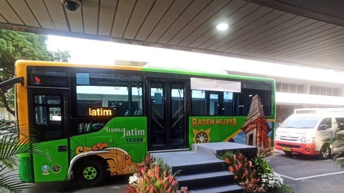 Bus trans Jatim yang akan menjadi seremonial program promo QRIS Rp78 untuk masyarakat yang naik sepanjang hari Kamis (17/8/2023).