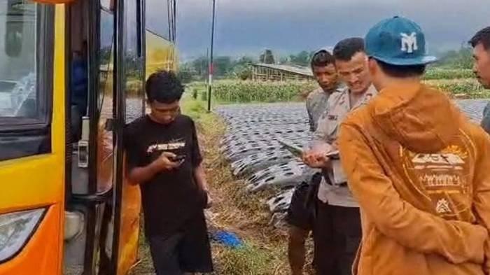 Sebuah bus yang membawa rombongan calon pendaki Gunung Sumbing dari Brebes terjebak di jalur pertanian di Dusun Klowoh, Desa Kwadungan, Kecamatan Kalikajar, Kabupaten Wonosobo.