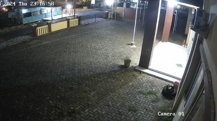 Tangkapan kamera CCTV saat Cafe dekat Polsek Kanigaran Kota Probolinggo disatroni maling, pelaku beraksi sendiri gasak TV hingga kipas angin