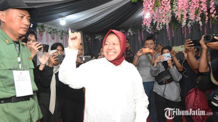 Calon Gubernur Jatim Tri Rismaharini menggunakan hak suaranya di TPS 16 di Wiyung, Rabu (27/11/2024).